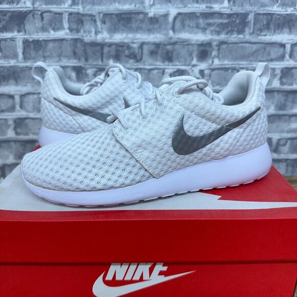 Nike Roshe One BR White Metallic Platinum Running Shoes 724850-100 Womens Sz 6.5 - Picture 1 of 10